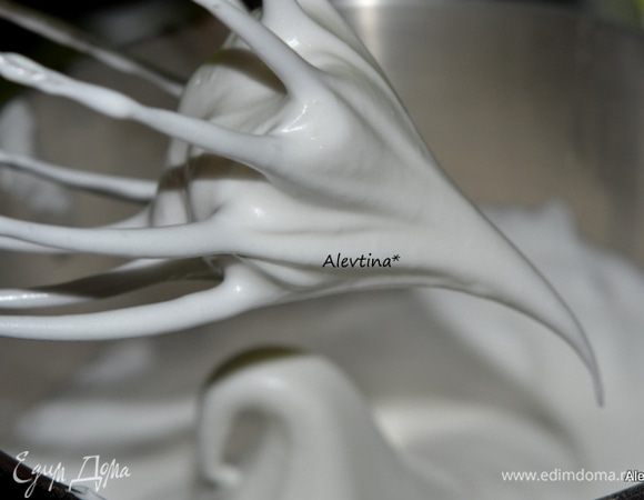 Взбить белки с винным камнем до мягких пиков на средней скорости. Добавить сахар и взбивать на высокой скорости до пиков стоящих. 
