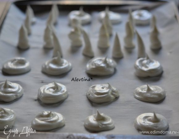 Переложить в кондитерский мешок. Насадку выбираем с небольшим отверстием для грибов круглую в наконечнике.
На противень  выложим бумагу для выпечки. Выдавливаем небольшие круги как шляпка гриба. Затем ножку, высотой со спичку примерно.
