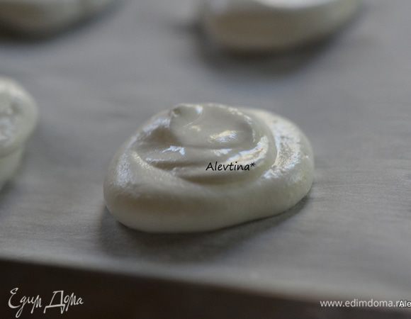 Холодной водой, смочив указательный палец, убираем верхушку со шляпки гриба.