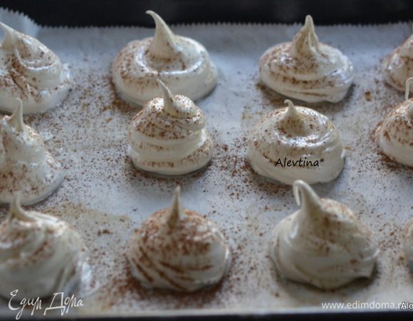 Также можно сделать безе. Насадку выбираем крупную. Выкладываем на противень, посыпаем сверху какао-порошком. Ставим в духовку так же, как грибочки из безе.
