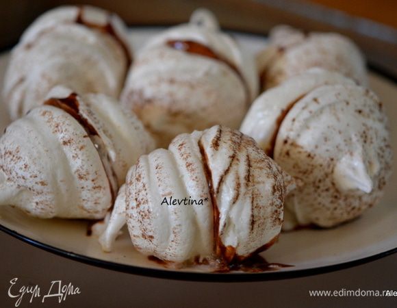 Растопить шоколад на водяной бане или в СВЧ.
Смазать с одной стороны шоколадом безе, с другой смазать взбитыми сливками, соединить два безе, и так с каждой порцией. Готовые отложить в сторону.
