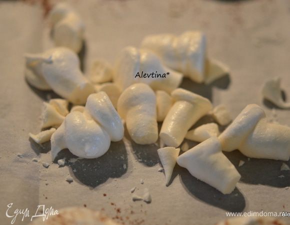 С готовых ножек аккуратно срезать ножом острый конец.
