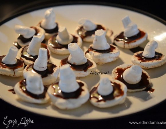 Нижнюю сторону шляпки гриба смазать шоколадом. Соединить тут же с ножкой и отставить в сторону.

