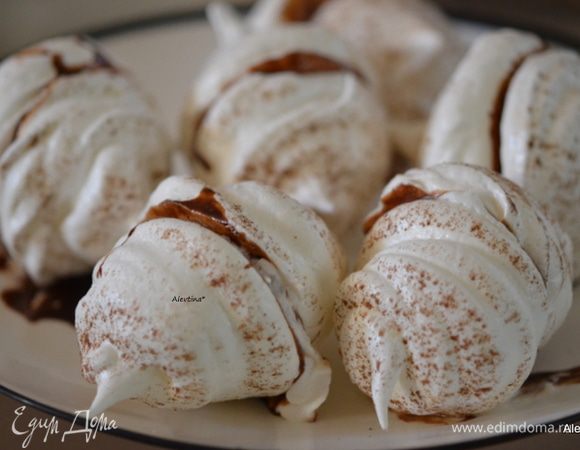 Или готовые безе на шоколадной подушке со взбитыми сливками. 

Приятного аппетита.
