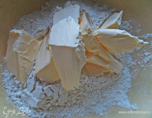 В просеянную муку (не всю муку), добавим масло комнатной температуры.