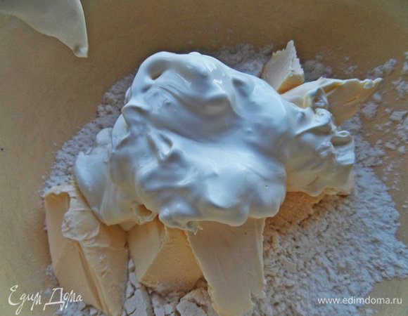 Потом сметану.