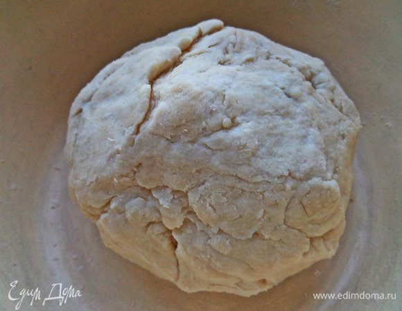 Затем подсыпаем муку с разрыхлителем и смотрим, сколько тесто возьмёт муки, может быть и больше, до 200 г. Замешиваем мягкое приятное тесто.