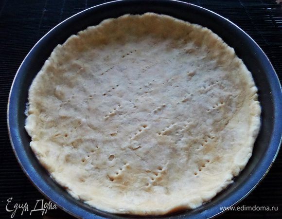 Разминаем тесто по форме с бортиками (22 см), дно накалываем вилкой.