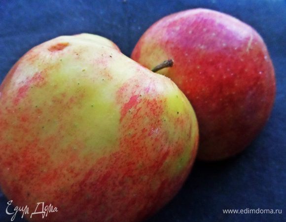 Большое яблоко очищаем от сердцевины.