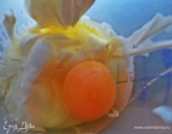 В шейкер положить сметану, яйцо.