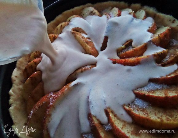 Взбиваем всё в закрытом шейкере и выливаем на яблочки равномерно.