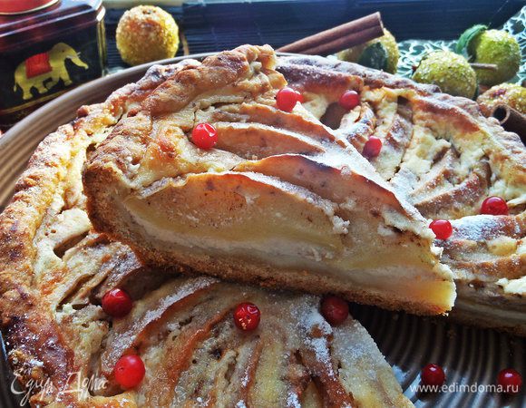 Когда остынет, посыпаем сверху пудрой, украшаем брусникой.