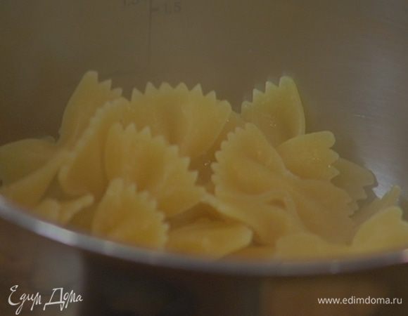Макароны отварить в подсоленной воде согласно инструкции на упаковке, затем воду слить и сохранить.