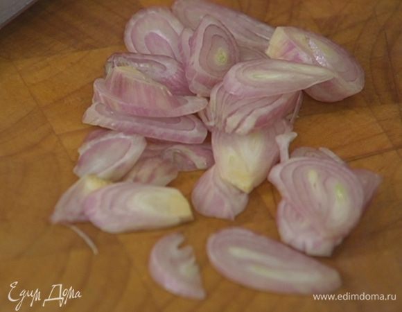 Лук почистить и нарезать тонкими кольцами.