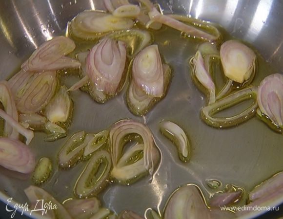 Разогреть в сковороде оливковое масло и обжарить лук до прозрачности.