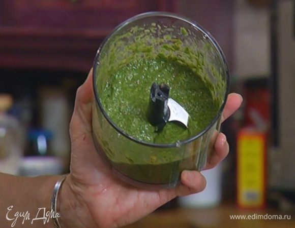 Приготовить песто: в чаше блендера соединить руколу, каперсы и оливковое масло, добавить цедру и 2–3 ст. ложки лимонного сока, посолить, поперчить и измельчить все в гладкую, однородную массу.   