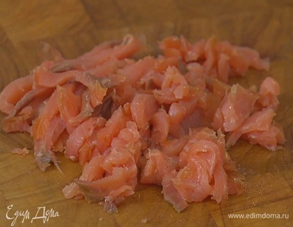 Семгу нарезать тонкой соломкой.