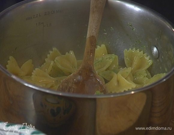 К горячей пасте добавить песто, обжаренный лук, влить 1–2 ст. ложки воды, в которой варилась паста, все перемешать.