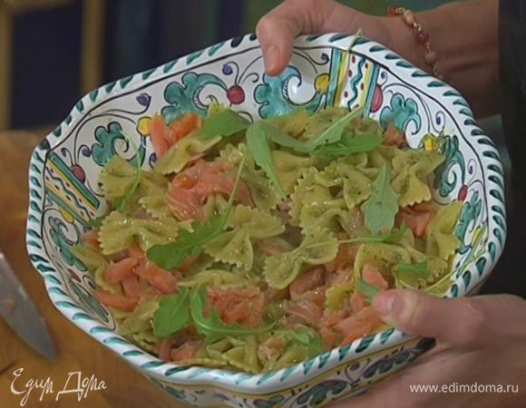 Пасту с соусом выложить в блюдо, сверху поместить семгу и украсить все руколой.