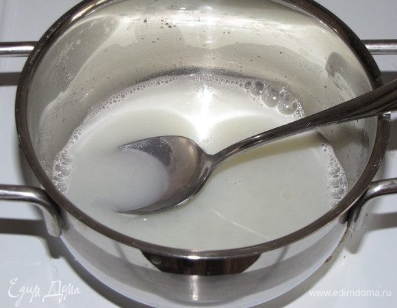 Приготовим крем "Шарлотт". Налить в сотейник молоко, положить сахар - 4 ст. л. с горкой, довести смесь до кипения.