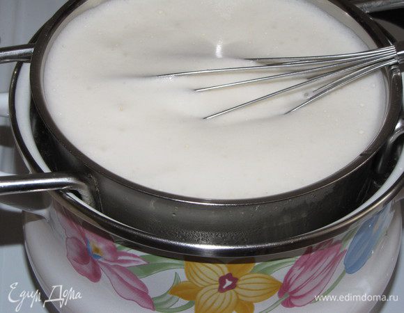 В отдельной емкости слегка взбить венчиком яйца и, не переставая взбивать, влить тонкой струйкой горячее молоко с сахаром. Общую смесь довести почти до кипения на водяной бане, все время помешивая. После чего охладить до комнатной температуры.