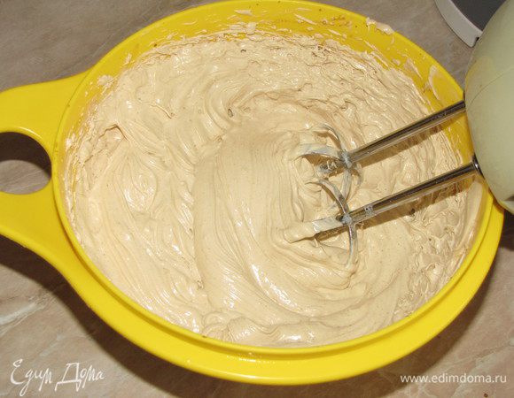 Пока сироп охлаждается, взбить масло до пышной эластичной массы белого цвета. Не прекращая взбивать масло, влить в него небольшими порциями охлажденный молочный сироп и кофе, который нужно предварительно растворить в 30 мл. воды. Взбивать до получения пышного крема. Готовый крем убрать на 20 минут в холодильник.