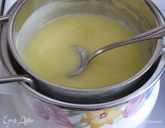 Нагревать на водяной бане, все время помешивая, до полного растворения всех ингредиентов. Затем глазурь перемешать миксером до однородности. У меня почему то глазурь получилась желтоватого цвета, наверное все зависит от  шоколада. Мне удалось купить только пористый белый шоколад.