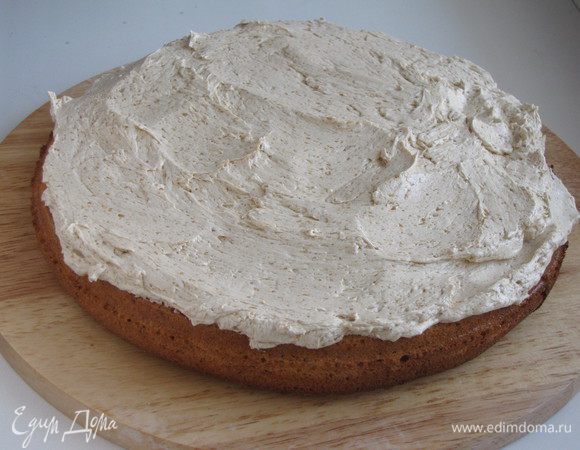 Сборка торта. Промазать два бисквитных коржа охлажденным кремом.