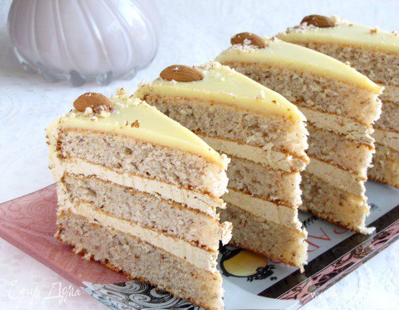 Через два часа можно и нужно звать гостей, так как торт получается довольно большим!:) Приятного чаепития! 