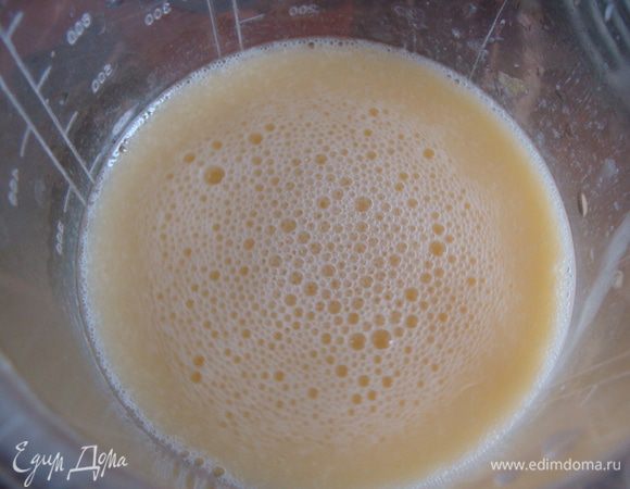 Муку просеять на поверхность стола.
В небольшую емкость налить холодную воду, добавить уксус и коньяк (водку), перемешать. В другую разбить яйца, взбить вилкой, добавить воду с коньяком.