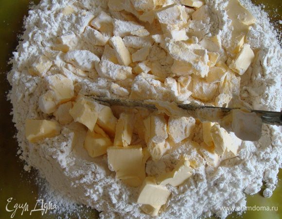Холодный маргарин порубить на кусочки, затем всыпать их в муку и порубить ножом в муке.