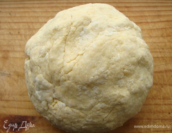 Замесить тесто. Положить в холодильник, духовку включить и нагреть до 220гр.