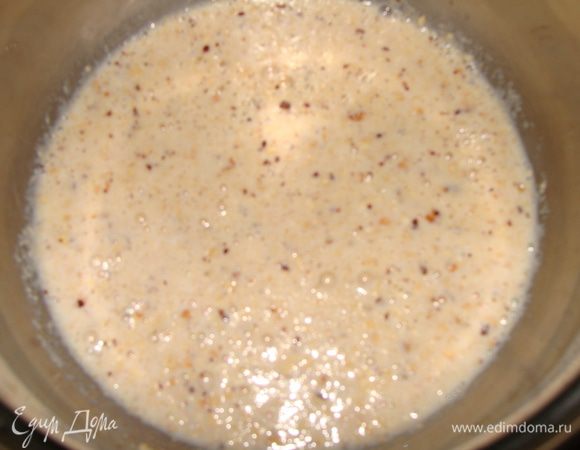 Для крема: Обжаренные и очищенные орехи измельчить с 1 ст.л сахара из общего количества. Сливки и орехи довести до кипения. Настоять 2 часа. Затем процедить сливки, чтобы крупные кусочки орехов не попадались, их мы посушим в духовке и добавим в посыпку для торта.
Заварной крем:
В желтки добавить 2 ст.л. сахара из общего количества, растереть, добавить крахмал, 50 мл сливок из общего количества.