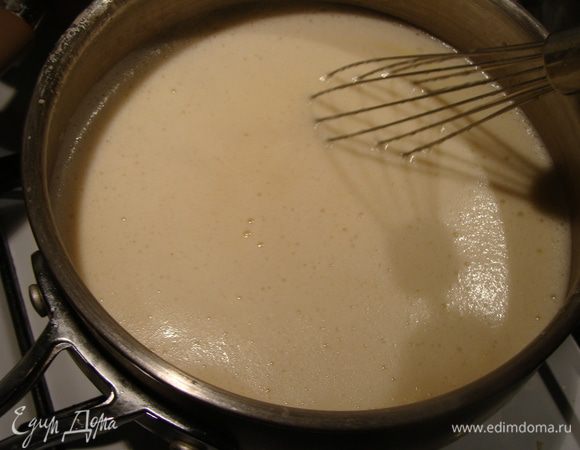 Остальные сливки нагреть, влить часть сливок в желтковую смесь, перемешать венчиком, затем соединить обе части, поставить смесь на слабый огонь, постоянно помешивая, довести до кипения. Получился густой крем. Остужаем его до комнатной температуры.