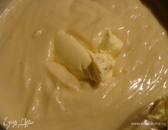 Сильно размягченное масло режем на кусочки и добавляем по 2-3 в остывший крем, размешивая венчиком до однородности.