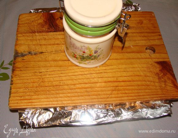 С утра достаем торт из холодильника, кладем плоский предмет на всю ширину торта и ставим груз, чтобы коржи склеились. Ждем 1-2 часа. Вынимаем торт из формы, смазываем верхний корж оставшимся кремом. Далее можно посыпать бока торта и верх измельченными обрезками или орехами. Или приготовим из оставшихся белков пышный крем "Мокрое безе".