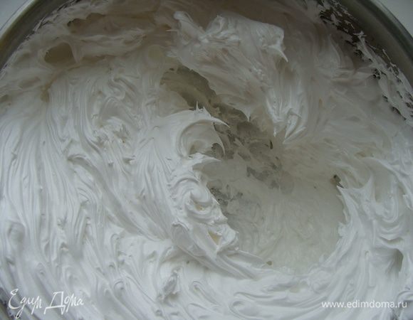 Для этого в кастрюлю наливаем воду на 3/4. Доводим до кипения. 
В ковш с толстым дном выливаем 3 белка (100 гр), немного взбиваем миксером, постепенно всыпая сахар, ванилин и кислоту.
Не страшно, если белки осядут, при нагреве масса увеличится в несколько раз.
Опускаем ковш в кипящую воду (огонь средний). Взбиваем миксером белки на высокой скорости, пока масса увеличится и загустеет (минут 7). Когда белки начнут немного наматываться на миксер, и дно начнет проглядывать, вытаскиваем ковш, ставим на холодную поверхность, не прекращая взбивать. Взбиваем около 3 минут, до остывания белков до комнатной температуры. Масса густая. Кладем ее в кондитерский мешок и украшаем по желанию.