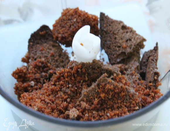 Измельчить бисквит до состояния крошки.