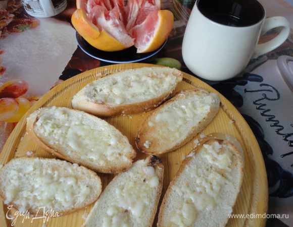 Поставить под гриль на пару минут, чтобы сыр расплавился.