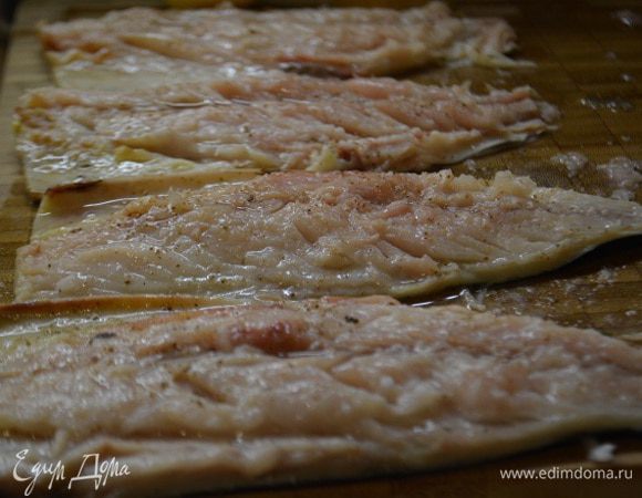 Скумбрию разрезать по животу и хребту. Аккуратно удалить хребет и внутренности, промыть филе и обсушить бумажным полотенцем. Посолить, поперчить и полить соком лимона.