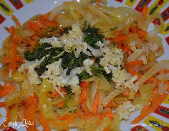 Лук порезать полукольцами, морковь и болгарский перец - соломкой. Обжарить на растительном масле до мягкости. Добавить зелень укропа и чеснок через пресс. Перемешать.