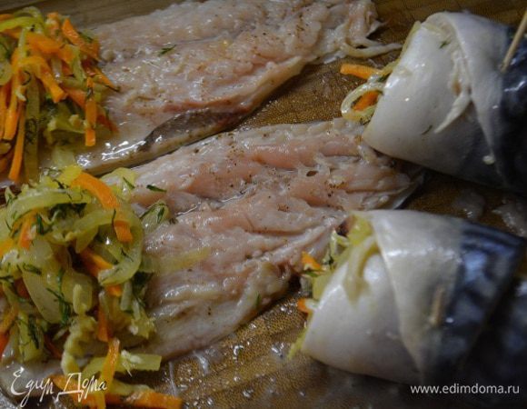 На широкий край положить по 1 ст.л овощей. Свернуть в рулет и закрепить зубочисткой.