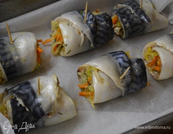 Уложить рулетики на противень, выстланный пекарской бумагой. Выпекать при t 180гр 20-25 минут.