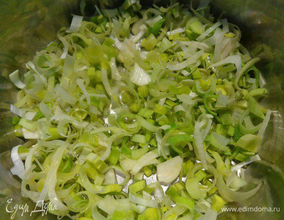 Почистить и порезать лук-порей (белую часть) и чеснок и пассировать на оливковом масле в течение пары минут.