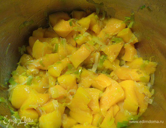 Добавить тыкву, порезанную кубиками, и еще подержать на небольшом огне, периодически помешивая, в течение 5 минут.