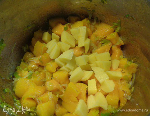 Добавить картофель, порезанный кубиками, и еще пассировать в течение 3 минут.
