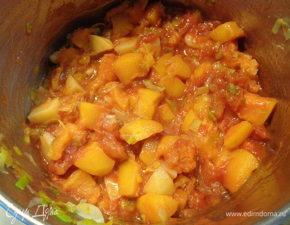 Добавить помидоры вместе с соком.