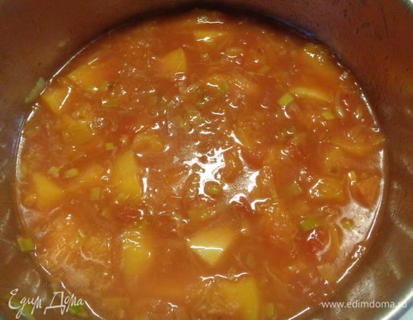 Залить кипящим бульоном, посолить, поперчить. Добавить перец чили, лавровый лист, мускатный орех и паприку.

После закипания уменьшить огонь и дать покипеть в течение 10-15 минут.