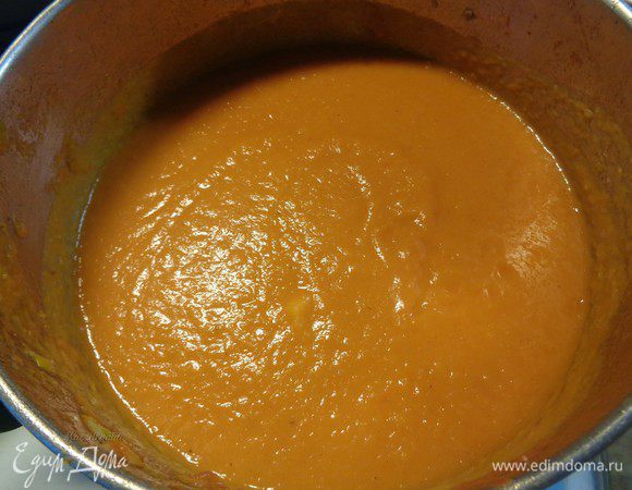 Суп снять с плиты. Вынуть из супа лавровый лист, добавить сливки и пюрировать с помощью погружного блендера.