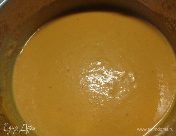 Добавить сливки и поставить суп на огонь опять. 